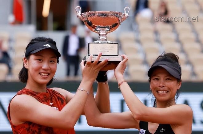 🏆2025法网女单巅峰对决：高芙逆袭夺冠的震撼瞬间！